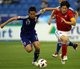 サッカー・アジアカップ（Asian Cup）準決勝、日本対韓国。韓国の朴智星（Park Ji-sung、パク・チソン）とボールを競る長谷部誠（Makoto Hasebe、2011年1月25日撮影）。(c)AFP/KARIM JAAFAR