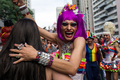 ブラジル・サンパウロ（Sao Paulo）で10日、毎年恒例の「ゲイ・プライド・パレード（Gay Pride Parade）」が開かれた。「ホモフォビア（同性愛嫌悪）は治療できる（Homophobia has cure）」とのテーマの下、およそ300万人がパレードに参加した（2012年6月10日撮影）。(c)AFP/Yasuyoshi CHIBA