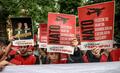 トランプ氏、NATO同盟国への防衛支援拒否を示唆 トルコ・アンカラで行われた、北大西洋条約機構首脳会議に反対する集会(2026年6月13日撮影)。(c)Adem ALTAN/AFP