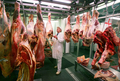 英・ロンドン（London）中心部の食肉市場で検品する精肉業者。（2006年12月12日）(c)AFP/ADRIAN DENNIS