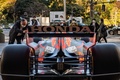 都内のホンダ本社に展示されたフォーミュラワン（F1、F1世界選手権）、レッドブルのマックス・フェルスタッペンのマシンを撮影する人々（2021年12月13日撮影）。(c)Philip FONG / AFP