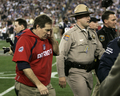 試合に敗れフィールドを去るペイトリオッツのビル・ベリチック（%%Bill Belichick%%）ヘッドコーチ（左）。(c)AFP/Timothy A. CLARY