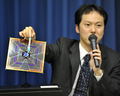 太陽光の圧力で宇宙空間を進む「宇宙帆船」、イカロス（Interplanetary Kite-craft 
Accelerated by Radiation of the Sun、IKAROS）について説明する宇宙航空研究開発機構（Japan Aerospace Exploration Agency、JAXA）の津田雄一（Yuichi Tsuda）氏（2010年4月27日撮影）。(c)AFP/Yoshikazu TSUNO