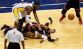 12-13NBAは28日、イースタンカンファレンス決勝（7回戦制）の第4戦が行われ、インディアナ・ペイサーズ（Indiana Pacers）が99-92でマイアミ・ヒート（Miami Heat）に勝利し、対戦成績を2勝2敗のタイへ戻した。

競り合いの中でコートに倒れ込むインディアナ・ペイサーズのポール・ジョージ（Paul George、中央下）とマイアミ・ヒートのレイ・アレン（Ray Allen、中央上、2013年5月28日撮影）。(c)AFP/Getty Images/Joe Robbins