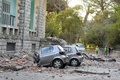 前半分がつぶれた車。地震による被害を受けたアルバニアの首都ティラナで（2019年9月21日撮影）。(c)Gent SHKULLAKU / AFP