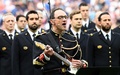 仏パリ郊外サンドニのスタジアム「スタッド・ド・フランス」で、英襲撃事件の犠牲者追悼のため英バンド「オアシス」の曲「ドント・ルック・バック・イン・アンガー」を演奏するフランス共和国親衛隊軍楽隊のジャンミシェル・ムキルさん（2017年6月13日撮影）。(c)AFP/FRANCK FIFE