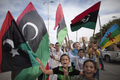 リビアの首都トリポリ（Tripoli）の路上で、ムアマル・カダフィ（Moamer Kadhafi）大佐拘束の知らせに沸く子どもたち（2011年10月20日撮影）。(c)AFP/MARCO LONGARI