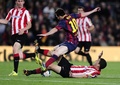 13-14スペイン1部リーグ第34節、FCバルセロナ（FC Barcelona）対アスレティック・ビルバオ（Athletic Bilbao）。アスレティック・ビルバオのオスカル・デ・マルコス（Oscar de Marcos、右）のタックルを受けるFCバルセロナのリオネル・メッシ（Lionel Messi、中央、2014年4月20日撮影）。(c)AFP/JOSEP LAGO