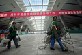 中国の北京（Beijing）にある高速鉄道の駅を清掃するスタッフ（2008年7月22日撮影）。(c)AFP/TEH Eng Koon