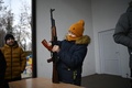 自衛のために銃の扱い方を学ぶ女性。ウクライナ西部リビウで（2022年3月4日撮影）。(c)Daniel LEAL / AFP