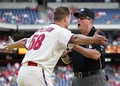 14MLB、フィラデルフィア・フィリーズ（Philadelphia Phillies）対マイアミ・マーリンズ（Miami Marlins）。退場を言い渡され、二塁塁審に抗議するフィラデルフィア・フィリーズのジョナサン・パペルボン（Jonathan Papelbon、2014年9月15日撮影）。(c)AFP/Getty Images/Rich Schultz