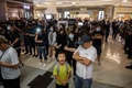 香港の将軍澳駅でデモを行う民主派の人々（2019年10月21日撮影）。(c)Ed JONES / AFP