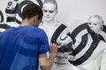 仏パリでアートパフォーマンスに参加するフランス人コンセプチュアル・アーティストのアレクシス・レロ氏（2015年3月19日撮影）。AFP/KENZO TRIBOUILLARD