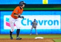 17MLB、ピッツバーグ・パイレーツ対マイアミ・マーリンズ。6回に出塁したマイアミ・マーリンズのイチロー（2017年4月30日撮影）。(c)AFP/Getty Images/Mark Brown