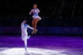 ソチ冬季五輪、フィギュアスケート・エキシビションの演技に臨むアリオナ・サフチェンコ（Aliona Savchenko）/ロビン・ショルコウィー（Robin Szolkowy）組（2014年2月22日撮影）。(c)AFP/ADRIAN DENNIS