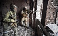 ウクライナ南東部マリウポリの劇場をパトロールするロシア兵（2022年4月12日撮影）。(c)Alexander NEMENOV / AFP