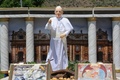 就任以来、初めて制作されたローマ・カトリック教会のフランシスコ（Francis）法王の像が、イタリア南部ナポリ（Naple
）近郊の小村チッチャーノ（Cicciano）のジャガイモ畑で20日、お披露目された。

法王の両親が同国北部ピエモンテ（Piedmont）州の出身で、多くのイタリア人たちと同様、2度の世界大戦の間にアルゼンチンに移住したことに敬意を表して作られたものだという。チッチャーノ出身の俳優、バルバート・デステファノ（Barbato De Stefano）さんが来月バチカン（Vatican）で、法王に献上する予定だ。

写真は、ジャガイモ畑に立つフランシス法王の像（2013年5月20日撮影）。(c)AFP/MARIO LAPORTA