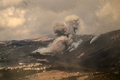 レバノン南部ジェズィーン地区で、イスラエル軍の空爆後に立ち上る煙（2024年9月21日撮影）。(c)Rabih DAHER / AFP