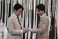 タイ・バンコクで「結婚平等法」の施行前に非公式の結婚式を挙げるアピワット・アピワットセーリー（ポーシュ）さん（左）とサッパンユー・パナートグンアーム（アーム）さん（2025年1月10日撮影）。(c)Lillian SUWANRUMPHA / AFP