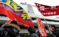 都内の東京電力（TEPCO）本店前で抗議デモを行う原発作業員たち（2014年3月14日撮影）。(c)AFP/Toru YAMANAKA