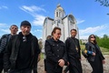 ウクライナの首都キーウ近郊ブチャで集団埋葬地を訪れたロックバンド「U2」のボノさん（中央）とジ・エッジさん（前方左、2022年5月8日撮影）。(c)Genya SAVILOV / AFP