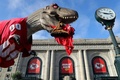 第55回スーパーボウルを控え、カンザスシティーのユニオン駅前にある恐竜の像に飾り付けられたカンザスシティ・チーフスのジャージー（2021年2月1日撮影）。(c)Jamie Squire/Getty Images/AFP
