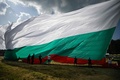 ブルガリア・ロジェンで、巨大なブルガリア国旗を掲げる人々（2023年7月13日撮影）。(c)Nikolay DOYCHINOV / AFP