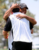 第108回全米オープン選手権を制し、キャディーのスティーブ・ウィリアムス（%%Steve Williams%%）氏と喜びを分かち合うタイガー・ウッズ（右）。（2008年6月16日撮影）(c)AFP/Getty Images/Ross Kinnaird