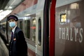 オランダ・アムステルダムの駅で、マスク姿で立つ職員（2021年10月26日撮影）。(c)ROBIN VAN LONKHUIJSEN / ANP / AFP