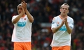 10-11イングランド・プレミアリーグ、マンチェスター・ユナイテッド（Manchester United）対ブラックプール（Blackpool FC）。試合後、ファンの歓声に応えるブラックプールのマット・フィリップス（Matt Phillips、左）とチャーリー・アダム（Charlie Adam、2011年5月22日撮影）。(c)AFP/PAUL ELLIS