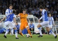 13-14スペイン1部リーグ第32節、レアル・ソシエダ（Real Sociedad）対レアル・マドリード（Real Madrid）。レアル・ソシエダの選手に囲まれるレアル・マドリードのギャレス・ベイル（Gareth Bale、中央、2014年4月5日撮影）。(c)AFP/ANDER GILLENEA