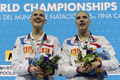 第15回世界水泳選手権（15th FINA World Championships）は21日、スペイン・バルセロナ（Barcelona）でシンクロナイズドスイミングのデュエット・テクニカルルーティン（TR）が行われ、ロシアのスベトラナ・ロマシナ（Svetlana Romashina）／スベトラナ・コレスニチェンコ（Svetlana Kolesnichenko）組が優勝した。

デュエットTR決勝の表彰式に臨むロシアのスベトラナ・ロマシナ／スベトラナ・コレスニチェンコ組（2013年7月21日撮影）。(c)AFP/JAVIER SORIANO