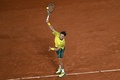 パリ五輪、テニス男子シングルス1回戦。サーブを打つマシュー・エブデン（2024年7月27日撮影）。(c)PATRICIA DE MELO MOREIRA/ AFP