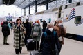 フィンランド・ヘルシンキの駅で、ロシア・サンクトペテルブルク発の高速列車「アレグロ」の運行停止前の最後の列車から降りた乗客（2022年3月27日撮影）。(c)Seppo Samuli / Lehtikuva / AFP