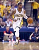 13-14NBAプレーオフ・イースタンカンファレンス準決勝（7回戦制）、インディアナ・ペイサーズ（Indiana Pacers）対ワシントン・ウィザーズ（Washington Wizards）第2戦。ドリブルでボールを運ぶインディアナ・ペイサーズのポール・ジョージ（Paul George、2014年5月7日撮影）。(c)AFP/Getty Images/Andy Lyons