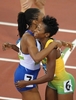 北京五輪陸上・女子400メートルハードルで金メダルを獲得し、銅メダルを獲得した英国のターシャ・ダンバース・スミスと喜びを分かち合うジャマイカのメレーン・ウォーカー（右）。（2008年8月20日撮影）(c)AFP/FRANCOIS XAVIER MARIT