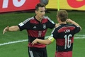 サッカーW杯ブラジル大会（2014 World Cup）準決勝、ブラジル対ドイツ。ゴールを決めてチームメートのフィリップ・ラーム（Philipp Lahm）に祝福されるドイツのミロスラフ・クローゼ（Miroslav Klose、2014年7月8日撮影）。(c)AFP/PEDRO UGARTE