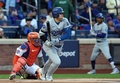24MLB、ナ・リーグ優勝決定シリーズ（7回戦制）、ニューヨーク・メッツ対ロサンゼルス・ドジャース。1回に安打を放つロサンゼルス・ドジャースの大谷翔平（2024年10月18日撮影）。(c)Al Bello/Getty Images/AFP
