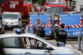 フランス北部サンテティエンヌデュルブレーで、人質事件の現場となった教会に駆け付けた警察官ら（2016年7月26日撮影）。(c)AFP/CHARLY TRIBALLEAU
