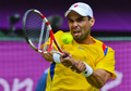 ロンドン五輪は28日、ウィンブルドン （Wimbledon）でテニスの男子シングルス1回戦が行われ、コロンビアのアレハンドロ・ファリャ（Alejandro Falla）は3-6、7-5、3-6で大会第1シードのロジャー・フェデラー（Roger Federer、スイス）に敗れた。

リターンを打つアレハンドロ・ファリャ（2012年7月28日撮影）。(c)AFP/Luis Acosta