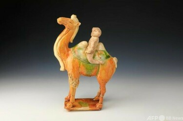 唐の墓から精巧な三彩陶器のラクダ シルクロード交易を再現=中国西安