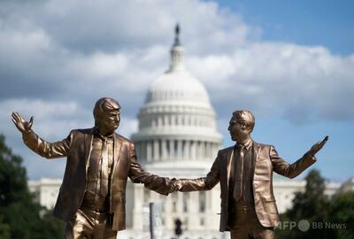 トランプ氏とエプスタイン元被告の手つなぎ像、米首都に再設置