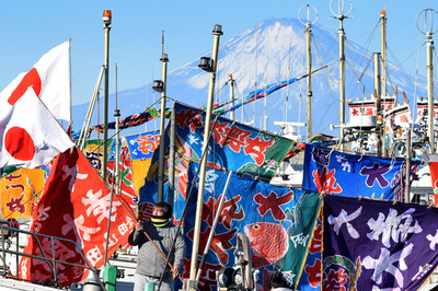 鎌倉の海で「船祝い」　富士山望み初船出