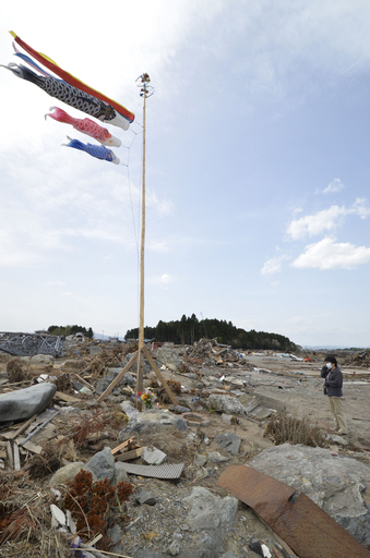 こいのぼりの下で冥福祈る、福島