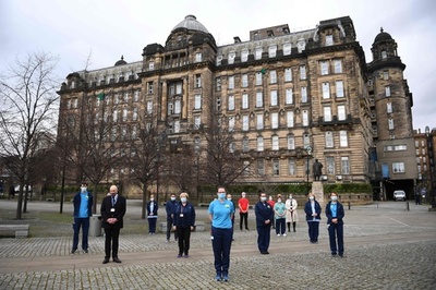 英、都市封鎖1年で黙とう 死者12万6千人悼む