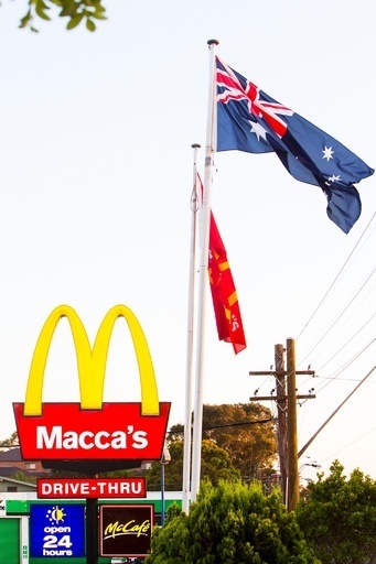 豪州でマクドナルドが「マッカズ」に、看板を愛称に書き換え