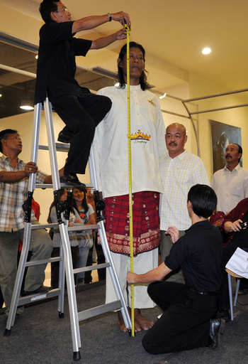 インドネシアの巨人、最高身長ギネス記録に5センチ及ばず