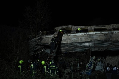 列車同士が衝突、26人死亡 ギリシャ