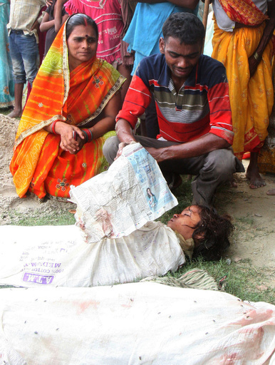 インド「毒入り給食」事件、小学校前に生徒たちを埋葬