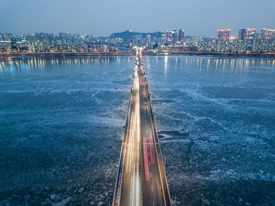 凍りついた漢江、きらめくソウルの夜景 韓国